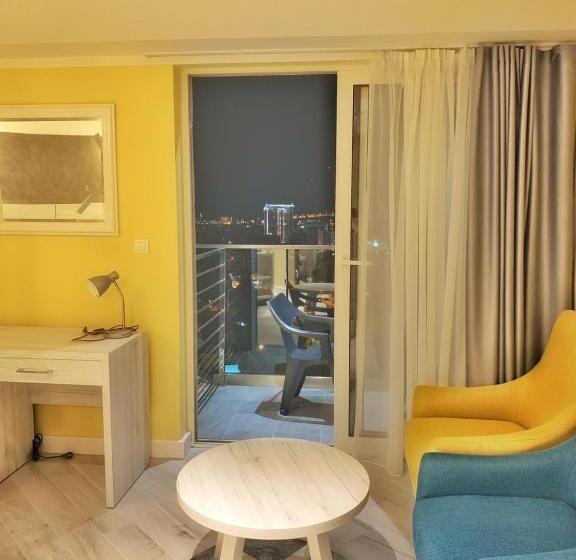 اتاق لوکس, Pierina