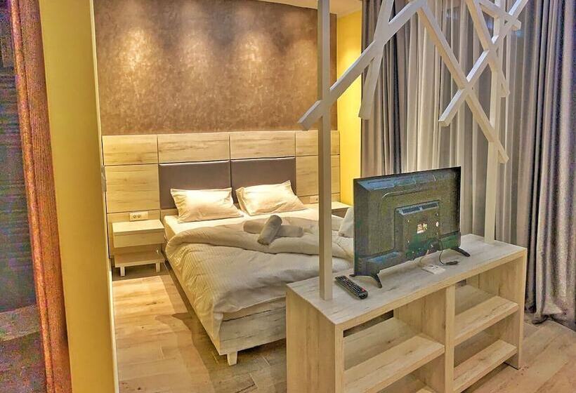 اتاق لوکس با چشمانداز دریا, Pierina