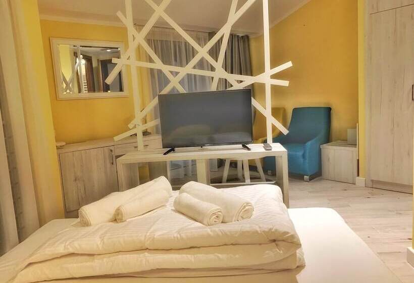 اتاق لوکس با چشمانداز دریا, Pierina