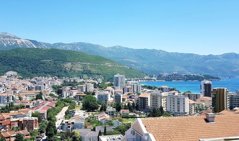 اتاق لوکس با چشمانداز دریا, Pierina