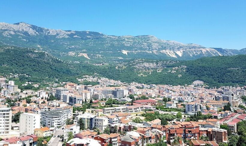 اتاق لوکس با چشمانداز دریا, Pierina