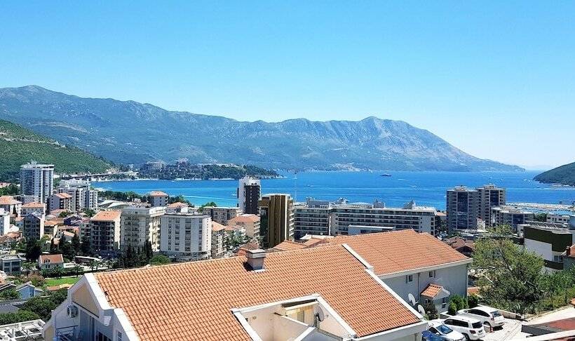 اتاق لوکس با چشمانداز دریا, Pierina