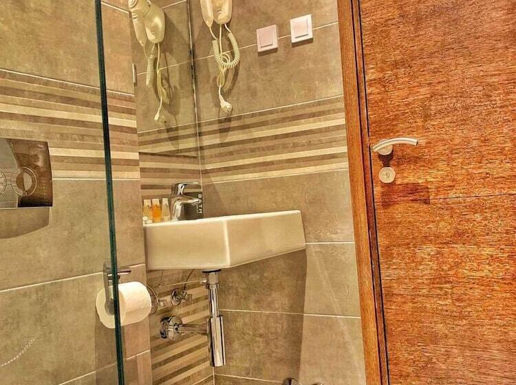 اتاق لوکس با چشمانداز دریا, Pierina