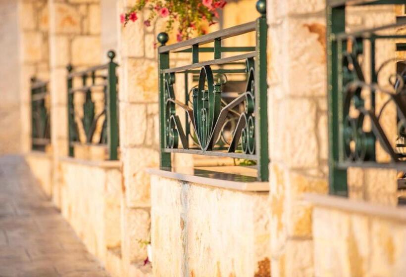 高级家庭房间, Stonevilla Buta