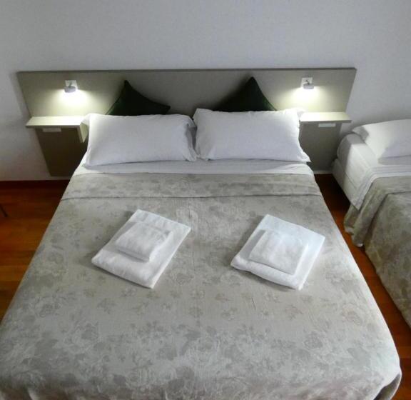 اتاق سهنفرۀ استاندارد با سرویس بهداشتی بیرون از اتاق, Apartment Nido Stazione