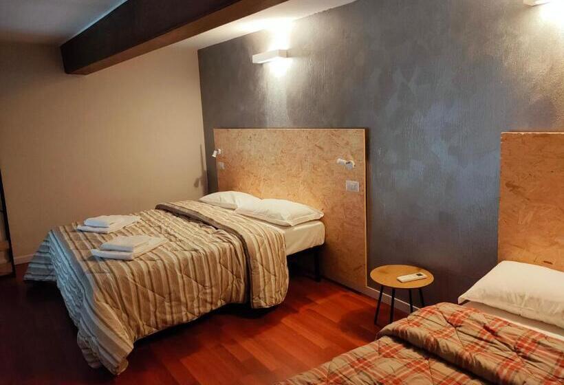 اتاق سهنفرۀ استاندارد با سرویس بهداشتی بیرون از اتاق, Apartment Nido Stazione