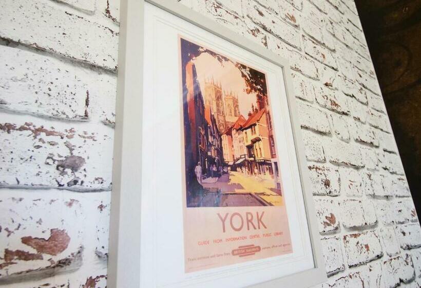 غرفة قياسية, Westergate House