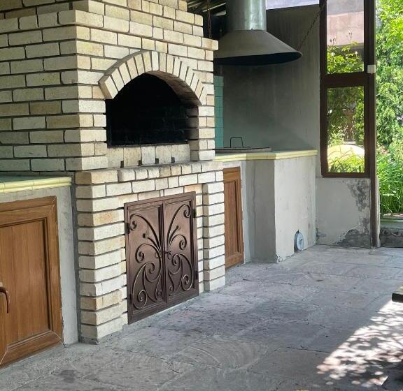 اتاق لوکس, In Gyumri