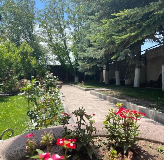 اتاق لوکس, In Gyumri