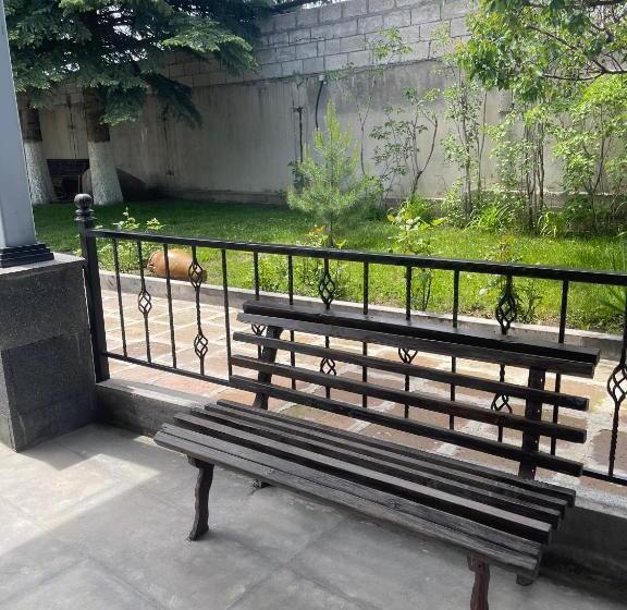 اتاق لوکس, In Gyumri