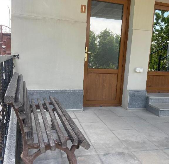 اتاق لوکس, In Gyumri