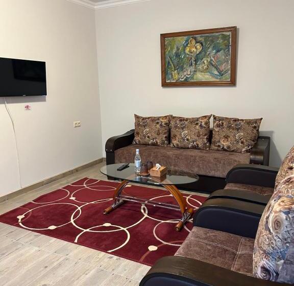 اتاق لوکس, In Gyumri