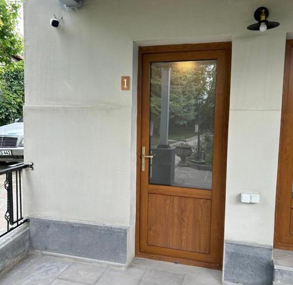 اتاق لوکس, In Gyumri