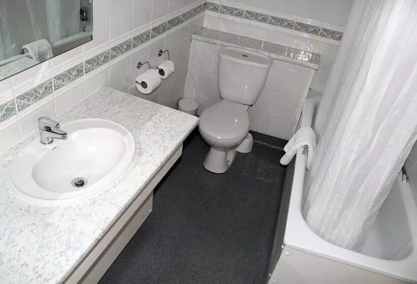 Standard Neljän Hengen Huone, Discovery Inn Leeds