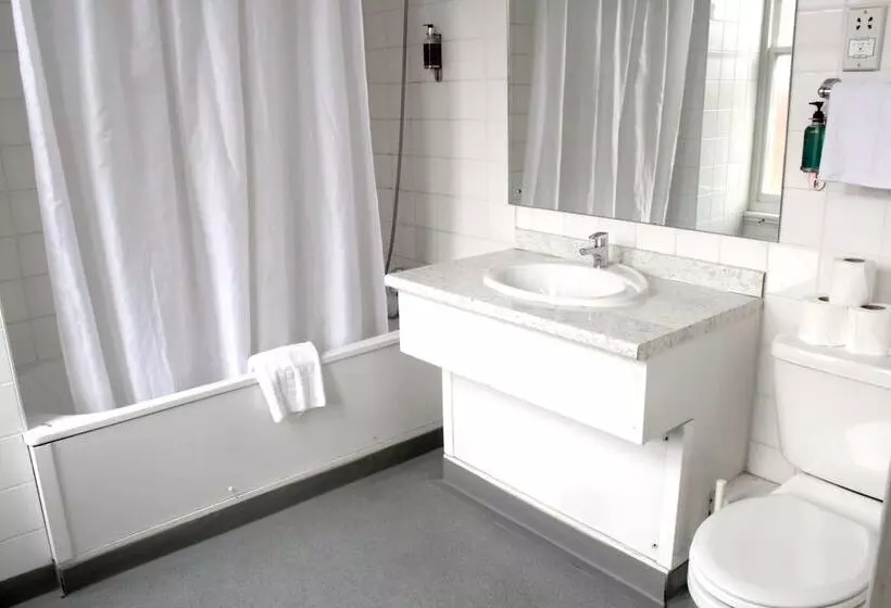 Standard Neljän Hengen Huone, Discovery Inn Leeds