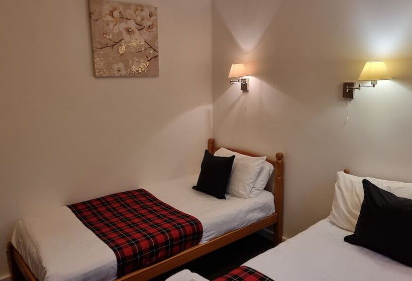 חדר סטנדרט לשלושה, The Hampton Court Guesthouse