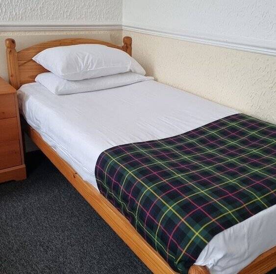 חדר סטנדרט לשלושה, The Hampton Court Guesthouse