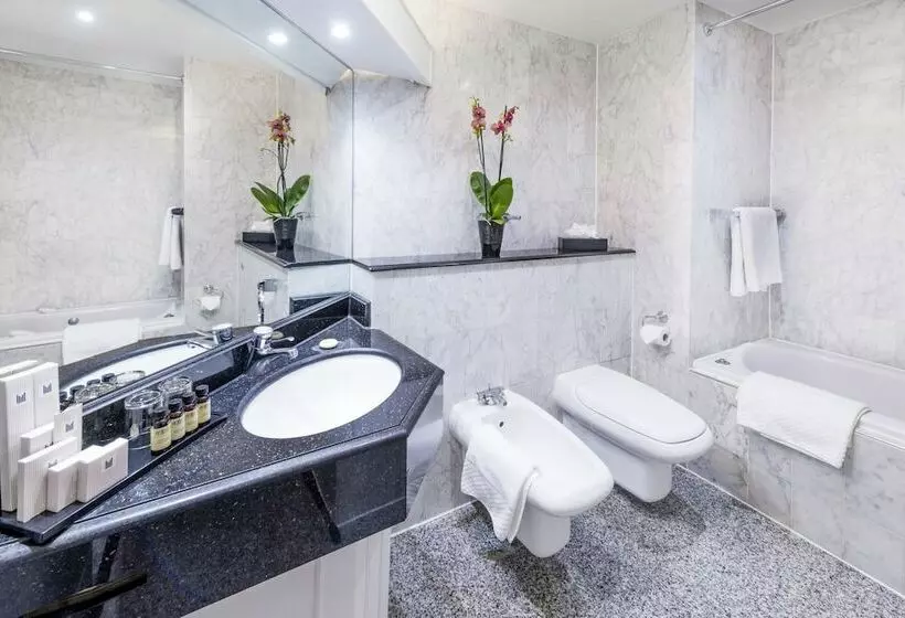 Superior-huone, Millennium Hotel London Knightsbridge