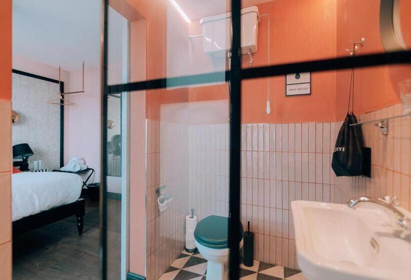 غرفة قياسية, The Camden Town