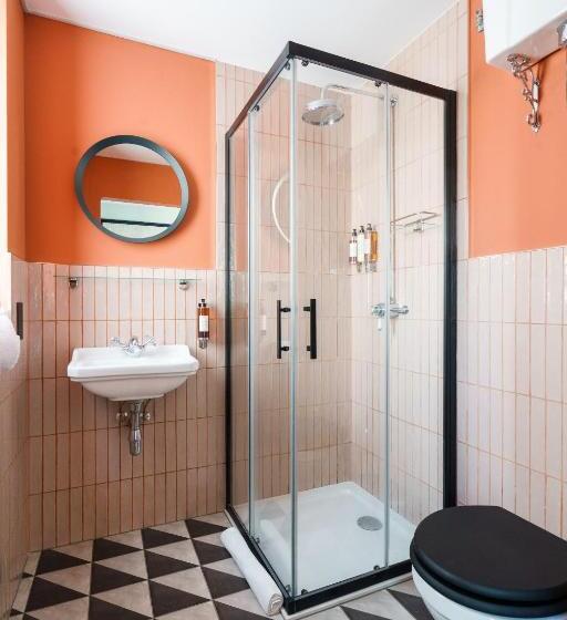 غرفة قياسية, The Camden Town