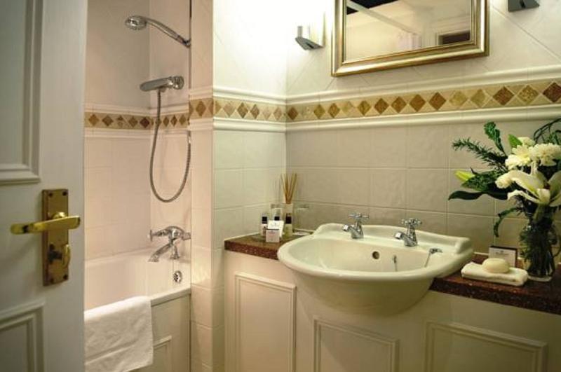 חדר משפחתי, The Bear