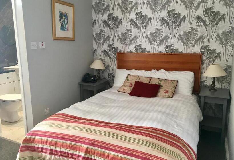 Номер Стандарт, The County Hotel   Self Check In, Speed Wi Fi, Free Parking, Central Location