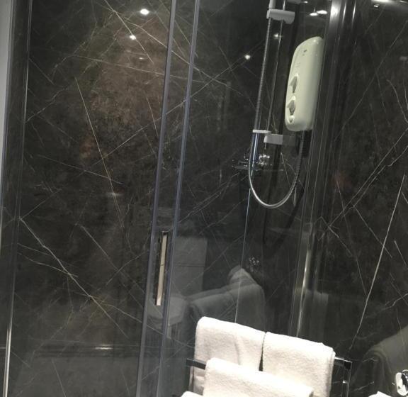 غرفة عائلية, The County Hotel   Self Check In, Speed Wi Fi, Free Parking, Central Location