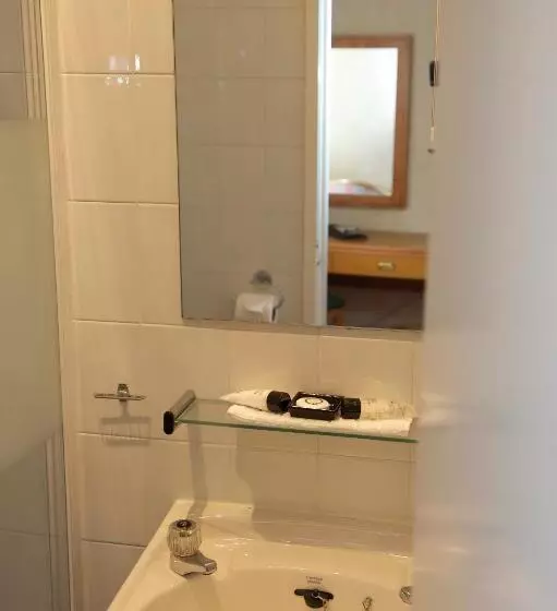 スタンダードシングルルーム, The County Hotel   Self Check In, Speed Wi Fi, Free Parking, Central Location