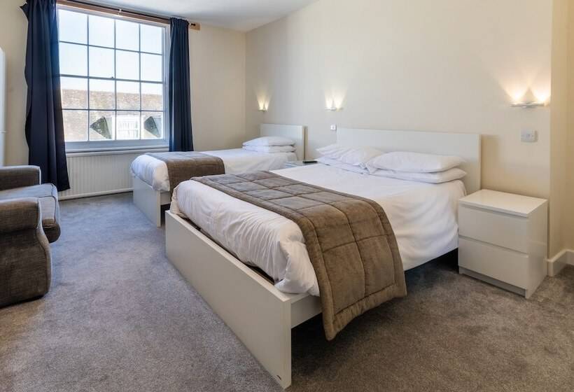 غرفة عائلية, The George