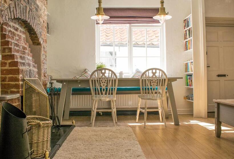 침실 3개 주택, White Horse & Griffin