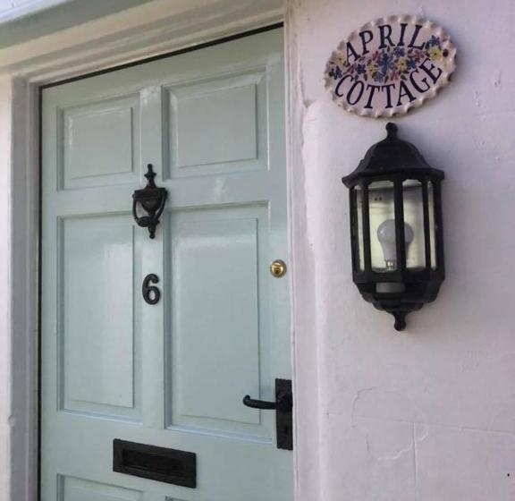 침실 3개 주택, White Horse & Griffin