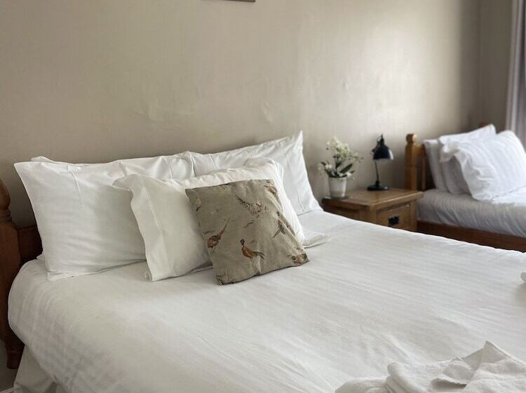 غرفة عائلية, White Hart