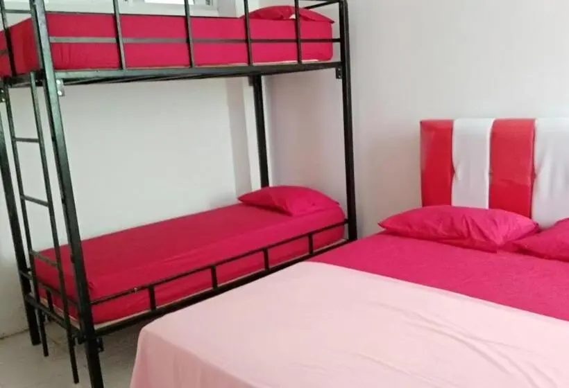 Habitació Quàdruple Deluxe, Uni Inn Semarang Gunung Pati