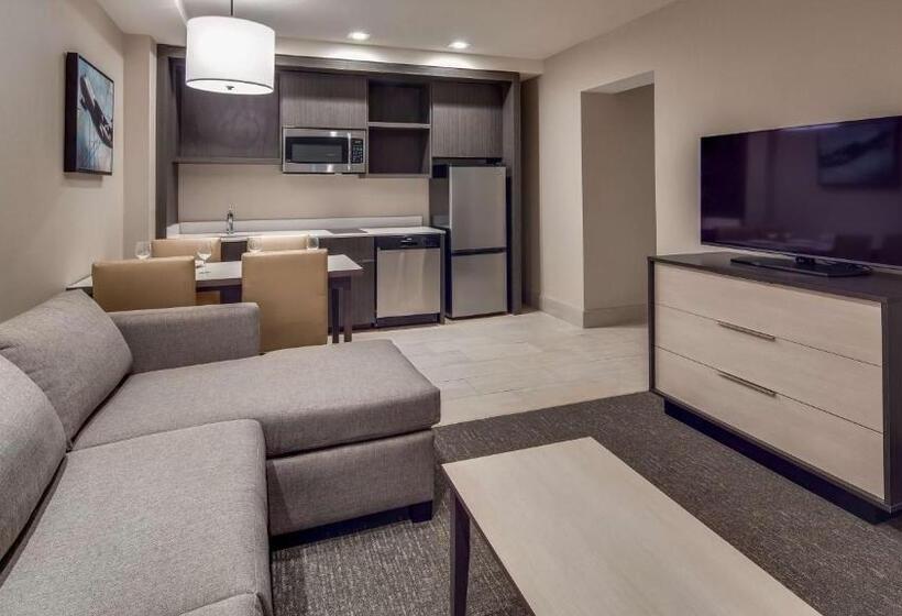 מיטת קינג בסוויטה, Best Western  Plus Executive Residency Rigby S Water World