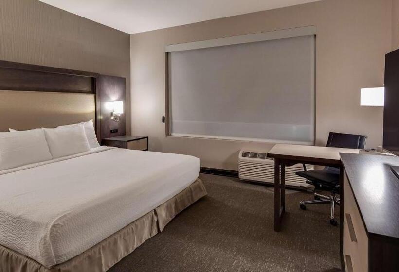 מיטת קינג בסוויטה, Best Western  Plus Executive Residency Rigby S Water World