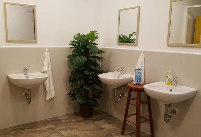 اتاق خانوادگی, Citadel Alona Inn