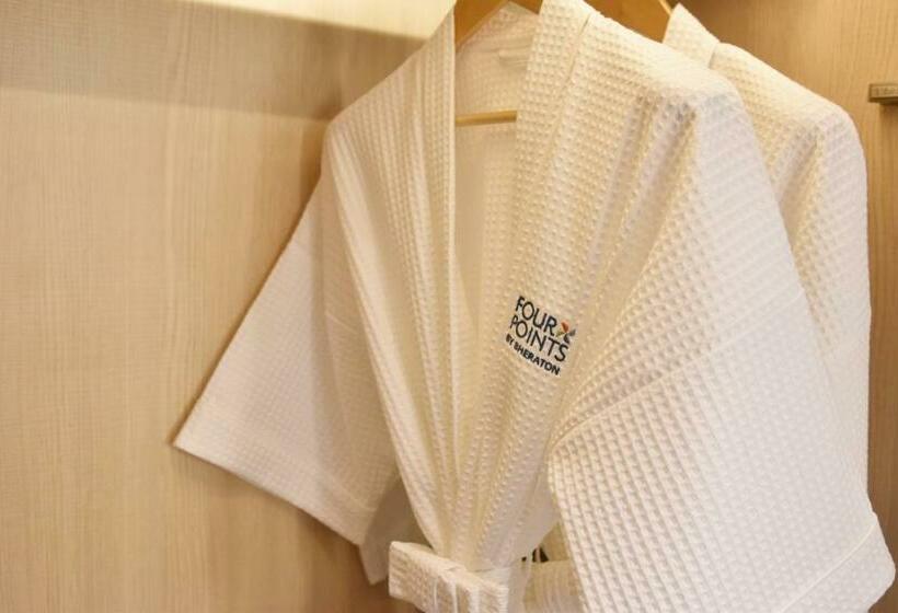 带大床的高级房间, Four Points By Sheraton Phuket Patong Beach Resort