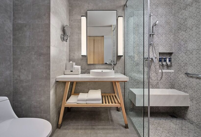 带2个双人床的标准工作室, Four Points By Sheraton Phuket Patong Beach Resort