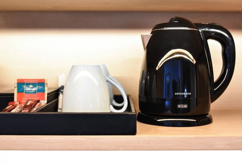 带2个双人床的标准工作室, Four Points By Sheraton Phuket Patong Beach Resort