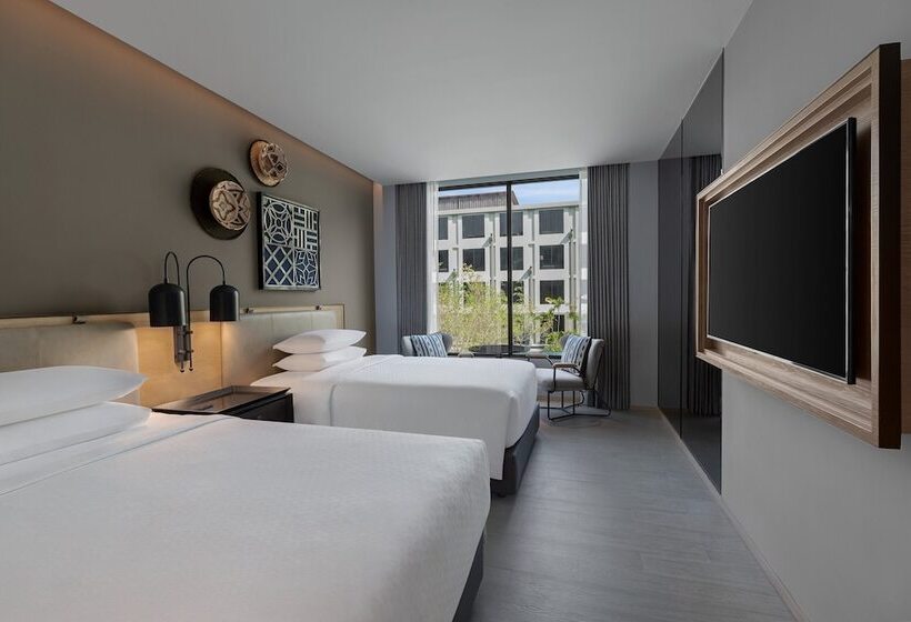 带2个双人床的标准工作室, Four Points By Sheraton Phuket Patong Beach Resort