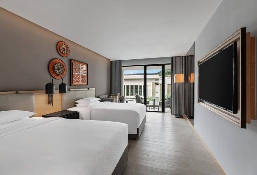 带2个双人床的标准工作室, Four Points By Sheraton Phuket Patong Beach Resort