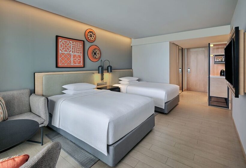 带2个双人床的标准工作室, Four Points By Sheraton Phuket Patong Beach Resort