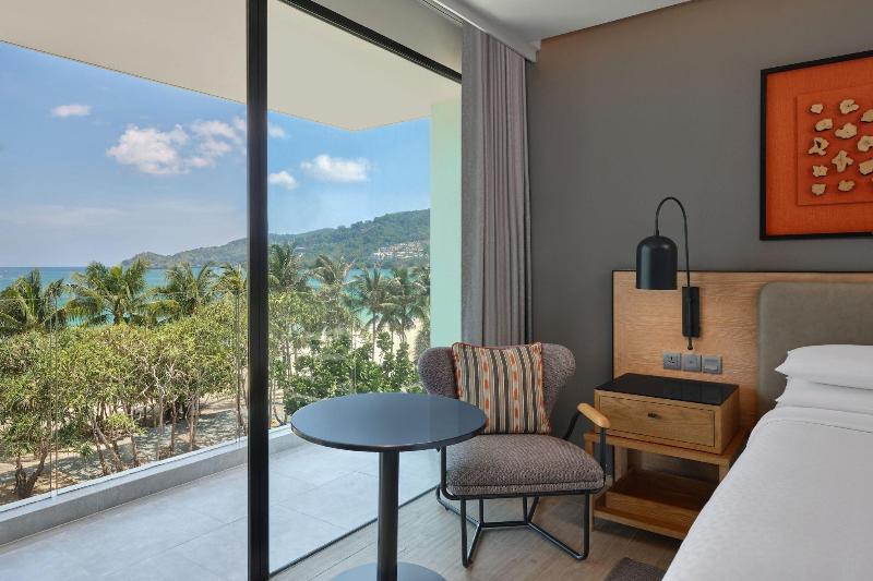 带大床的套房, Four Points By Sheraton Phuket Patong Beach Resort