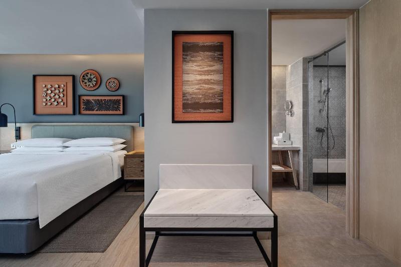 带大床的套房, Four Points By Sheraton Phuket Patong Beach Resort