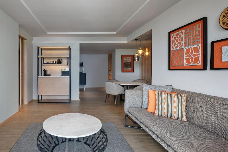 带大床的套房, Four Points By Sheraton Phuket Patong Beach Resort