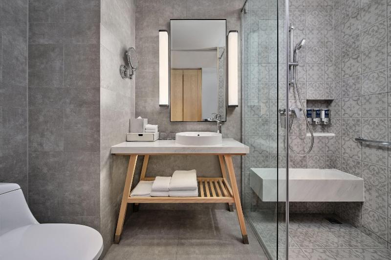 带大床的高级房间, Four Points By Sheraton Phuket Patong Beach Resort