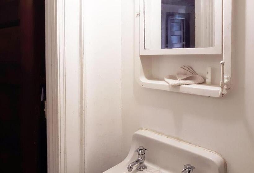 غرفة قياسية, Holley Bradford