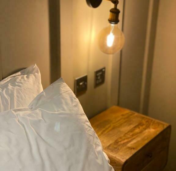 חדר דחוקס עם מיטת קינג, Lodge At Tap Haus