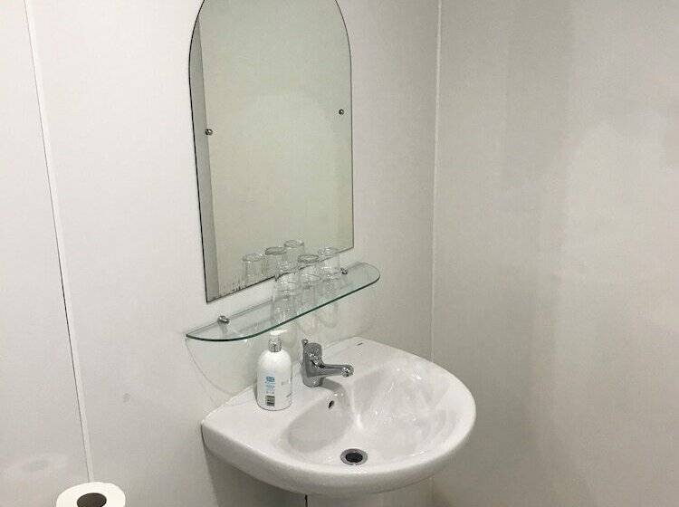 חדר משפחתי, Alexander Guest House