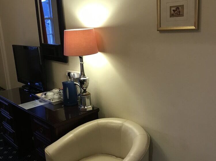 חדר משפחתי, Alexander Guest House